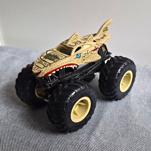 Diecast plastic monster truck - diecast/plastic,