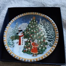 Royal Worcester Sue Scullard Christmas Tales Plate Santa & Snowman 9.5cm