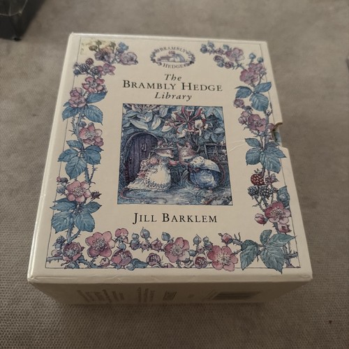 Brambly hedge library - hedge,
