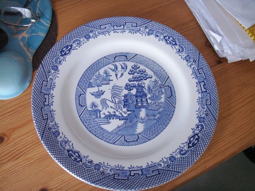 Set dinner plates in - of,