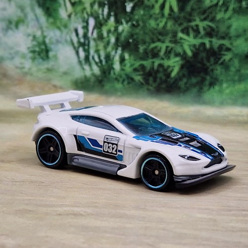 Hot wheels aston - hot,