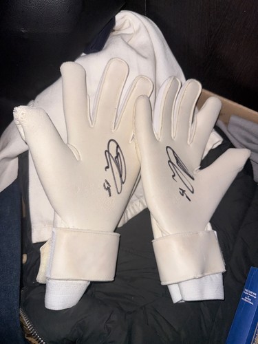 Signed max crocombe - max, gloves