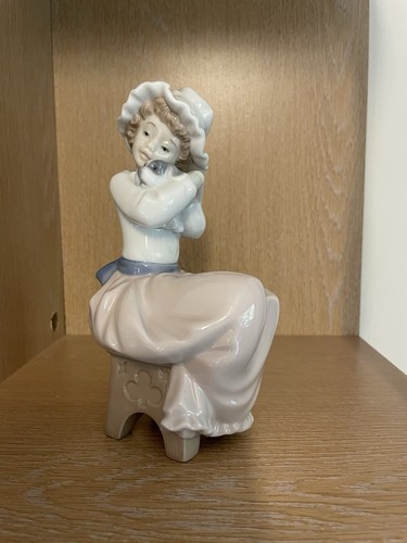 Nao lladro girl - lladro, cuddling