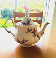 ROYAL ALBERT "LAVENDER ROSE" Bone China 94 Pc Tea & Dinner Set w/ Tea Pot N.MINT