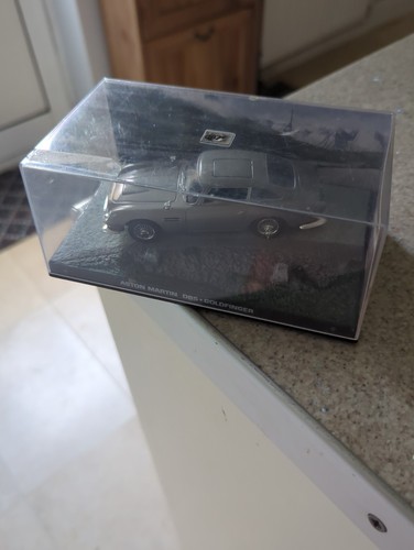 Aston martin db5 - martin, bond