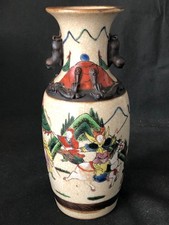 FINE ANTIQUE CHINESE CRACKLE GLAZE PORCELAIN WARRIORS HAND PAINTED VASE.