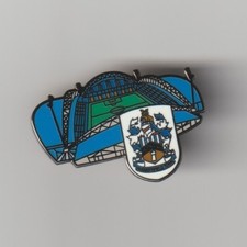 HUDDERSFIELD TOWN F.C. Official Club Crested Ground Enamel Badge 