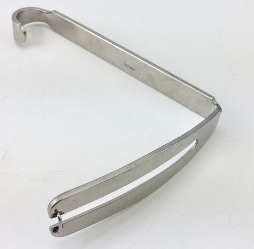 Retractor with mouth - with, frame