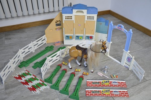 Vintage barbie stable paddock - stable,