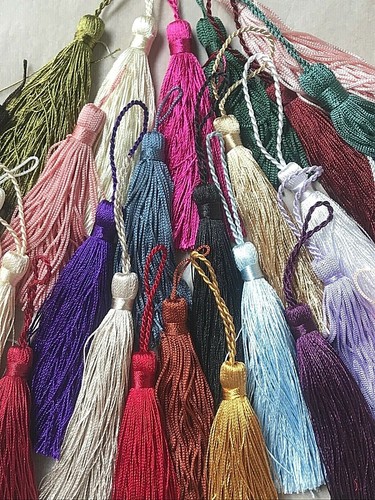 Looped silky tassels - ,