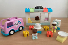 DUPLO TOWN BAKERY WITH PEOPLE, VAN, OVEN, MIXER, TABLES, CHAIRS, CAKES & BRICKS