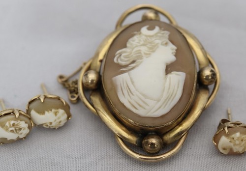 Oval cameo untested and - an,