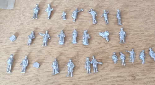 Gauge white metal figures - metal,