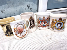 5 COMMEMORATIVE MUGS QUEEN ELIZABETH II, ROYAL WEDDING, POPE JOHN PAUL II VISIT