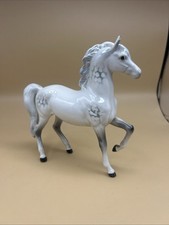 BESWICK HORSE HEAD TUCKED LEG