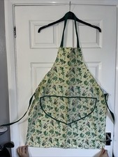 Apron Pale Green With Her Detail