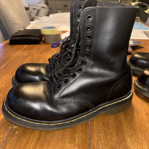Martens airwair hole - dr, 10
