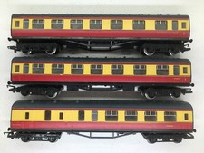 HORNBY OO GAUGE RAKE of 3 LMS STANIER COACHES in BR BLOOD & CUSTARD LIVERY