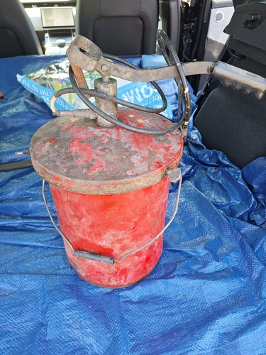 Grease pump bucket top - top, greaser