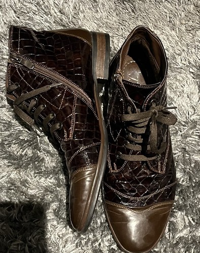 Crocodile embossed leather - embossed,