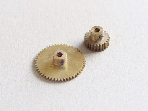 Meccano tooth pinion and 50 - 25,