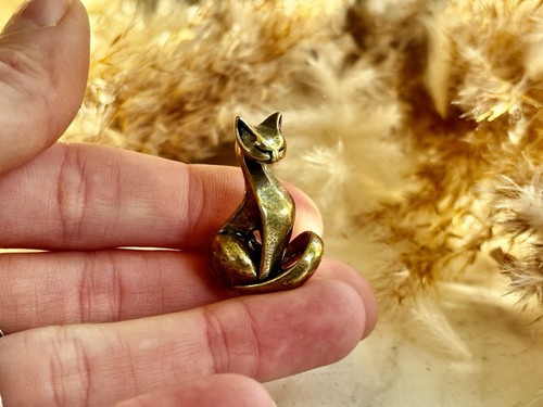 Brass minimalist sitting cat - brass,
