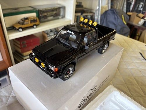 Toyota hilux sr5 black - toyota, gloss