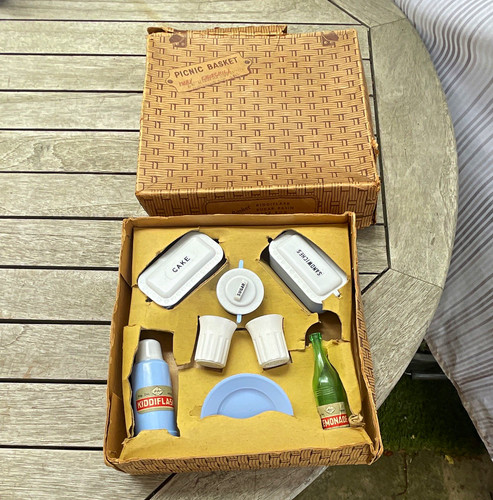 Vintage dolls picnic - picnic,