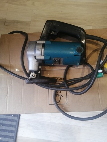 Makita nibbler