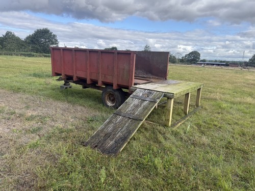 Tipping muck manure horse - muck,