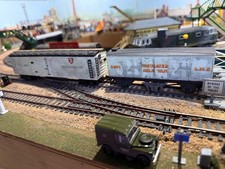 2x Hornby & Lima OO Gauge Mixed Rake Milk Refrigerator Wagons Weathered