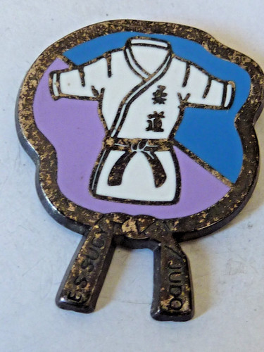 Pin pins badge - pin's,