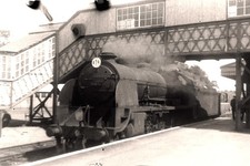 35MM RAILWAY NEGATIVE TWO VIEWS SOUTHERN REGION LOCOS UNKNOWN STATION 1964
