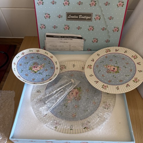 London boutique cake - boutique, stand