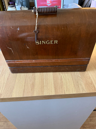 Vintage singer hand - hand, crank