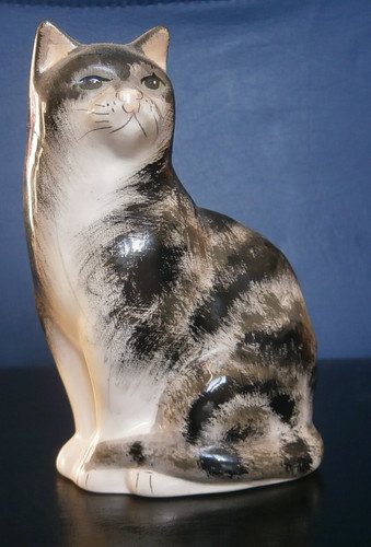 Babbacombe pottery cat sitting - babbacombe,