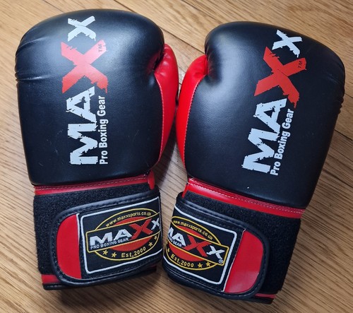 Black red maxx - &,