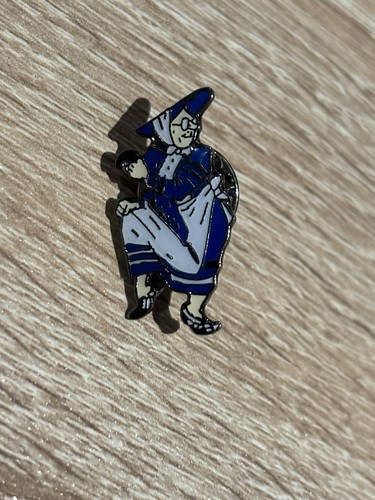 Everton toffee lady pin - toffee,