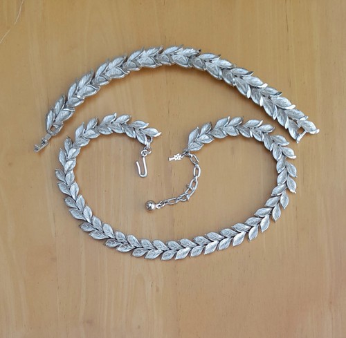 Crown trifari leaf necklace - trifari,