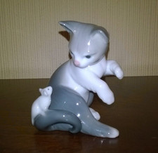 Lladro Cat With Mouse on his Tail
