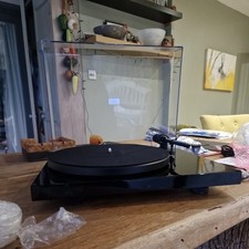 Project Debut Carbon DC record player  Black, Good condition new cartridge 