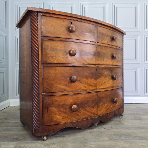 Antique chest drawers bow - of,