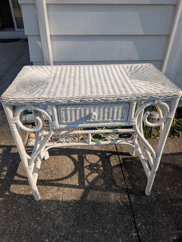 Vintage white wicker - white,
