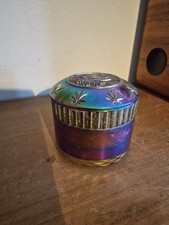 Herb grinder with magnetic lid