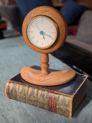 Vintage 18cm tall desk clock