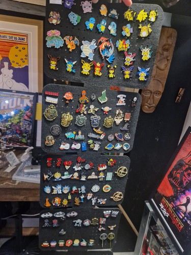 Badges pins each - badges/pins,