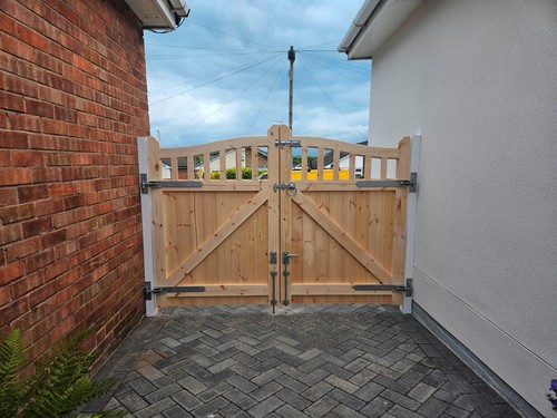 Wooden driveway gates - driveway, swan