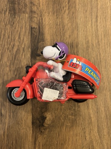 Peanuts snoopy riding motor - peanuts,