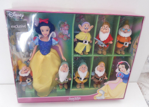 Snow white doll and dwarfs - white,