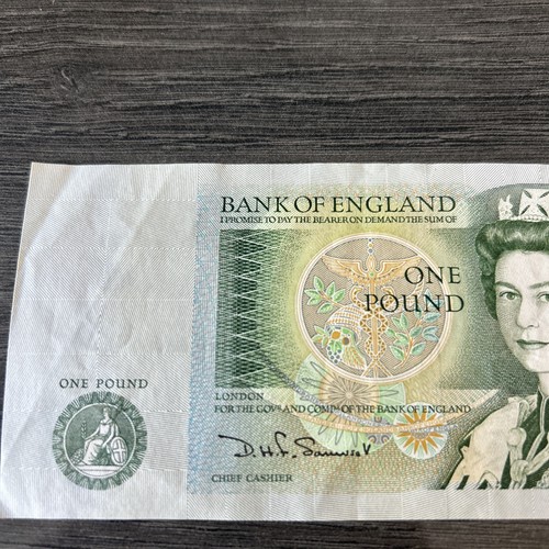 One pound note sir - pound, £1